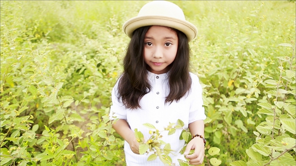 "Búp bê" Hồng Nhung (The Voice Kids) tiếp tục "đốn tim" fan bằng MV mới 2