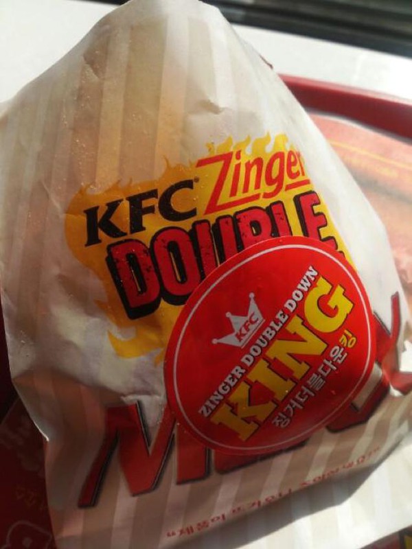 "Choáng" trước món hamburger toàn thịt của KFC Hàn Quốc 9