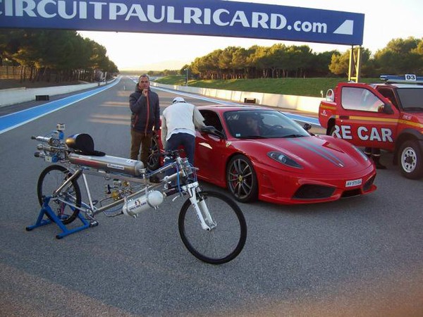 Ngỡ ngàng với màn đua xe đạp không tưởng đánh bại siêu xe Ferrari 2