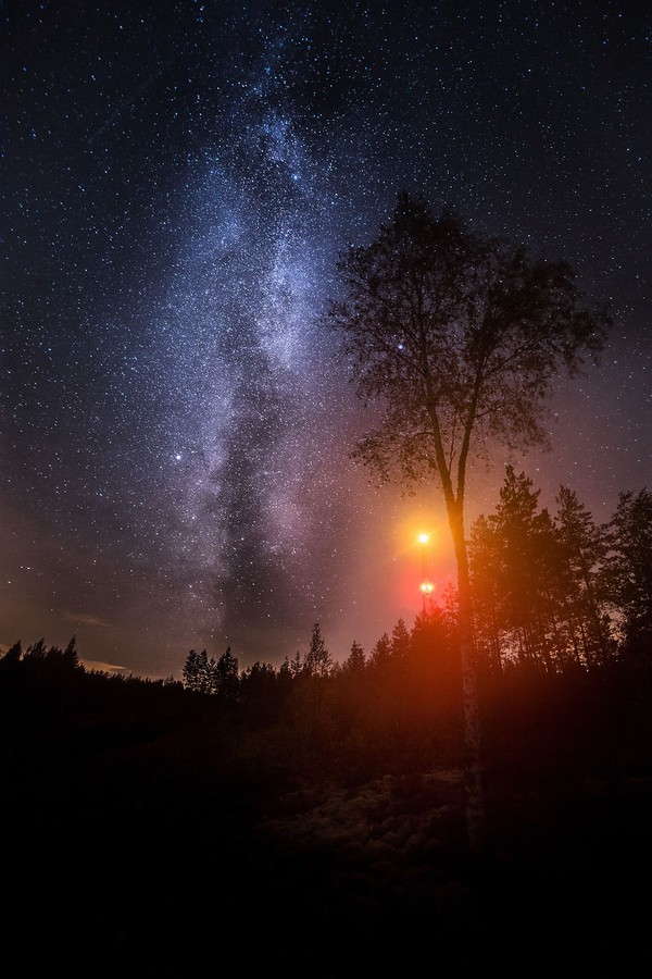 Quang cảnh trời đêm là một chủ đề hấp dẫn không chỉ cho các nhà nhiếp ảnh mà còn đối với những người yêu thiên nhiên. Những bức ảnh về quang cảnh trời đêm đầy sáng tạo và đặc biệt sẽ khiến bạn phải trầm trồ trước vẻ đẹp hoàn hảo của thiên nhiên.