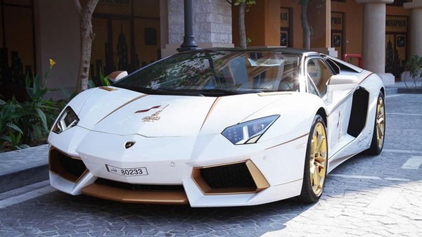 Lóa mắt với Lamborghini Aventador Roadster độ bằng vàng thật 1