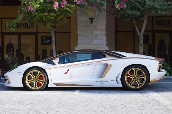 Lóa mắt với Lamborghini Aventador Roadster độ bằng vàng thật 9