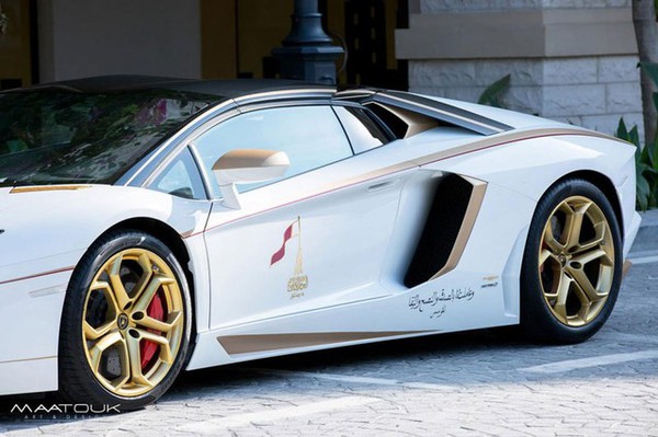 Lóa mắt với Lamborghini Aventador Roadster độ bằng vàng thật 10