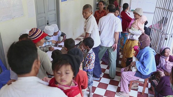 Campuchia: Bác sĩ bị cáo buộc làm lây HIV cho hơn 100 người 1