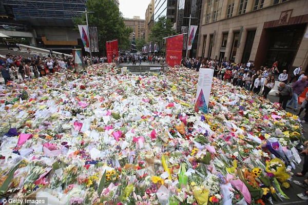 Hình ảnh cô dâu Hồi giáo đến nơi tưởng niệm nạn nhân vụ bắt cóc Sydney gây chú ý 3