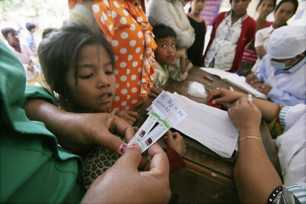 Campuchia: Bác sĩ bị cáo buộc làm lây HIV cho hơn 100 người 3
