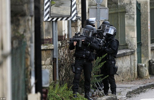 Chùm ảnh lính đặc nhiệm ráo riết truy lùng các nghi phạm xả súng ở Paris 1