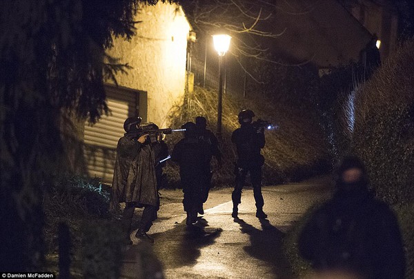 Chùm ảnh lính đặc nhiệm ráo riết truy lùng các nghi phạm xả súng ở Paris 9