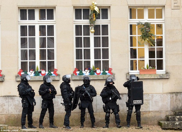 Chùm ảnh lính đặc nhiệm ráo riết truy lùng các nghi phạm xả súng ở Paris 10