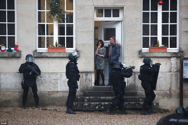 Chùm ảnh lính đặc nhiệm ráo riết truy lùng các nghi phạm xả súng ở Paris 11