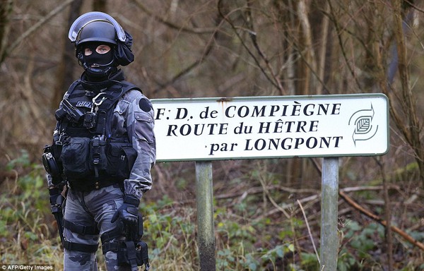 Chùm ảnh lính đặc nhiệm ráo riết truy lùng các nghi phạm xả súng ở Paris 12