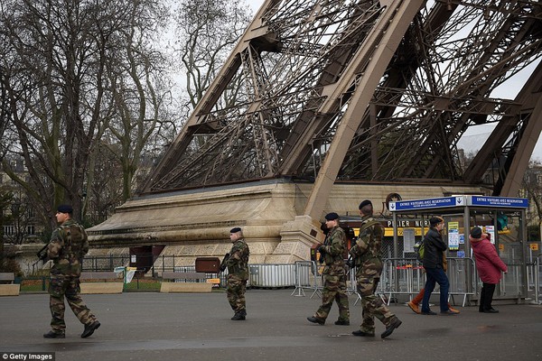 Chùm ảnh lính đặc nhiệm ráo riết truy lùng các nghi phạm xả súng ở Paris 16