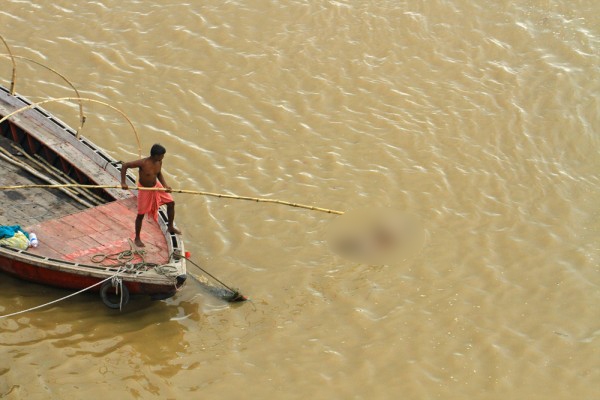 Ấn Độ: Hơn 100 xác chết, đa phần là trẻ em trôi trên sông Hằng 2