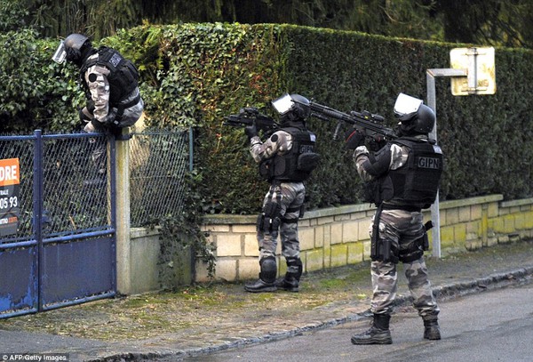 Chùm ảnh lính đặc nhiệm ráo riết truy lùng các nghi phạm xả súng ở Paris 4