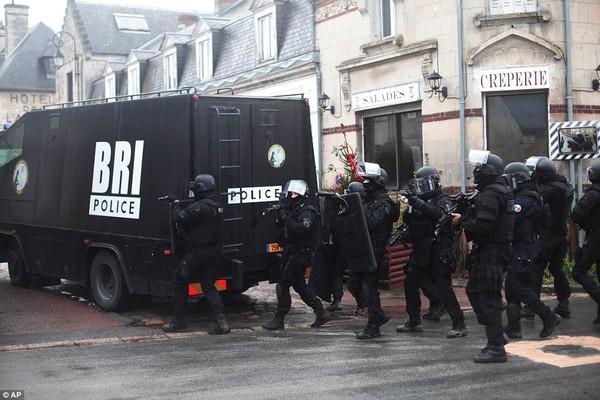 Chùm ảnh lính đặc nhiệm ráo riết truy lùng các nghi phạm xả súng ở Paris 7