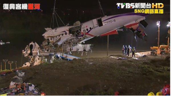 Máy bay Đài Loan chở 58 người rơi xuống sông, ít nhất 31 người chết 5