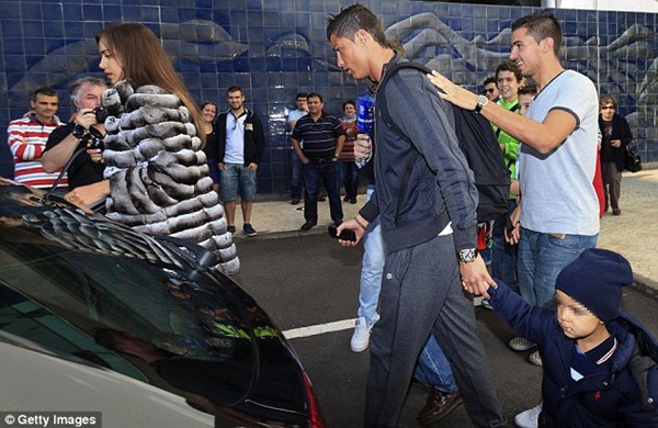 Ronaldo đưa bồ và con riêng đi chơi 4