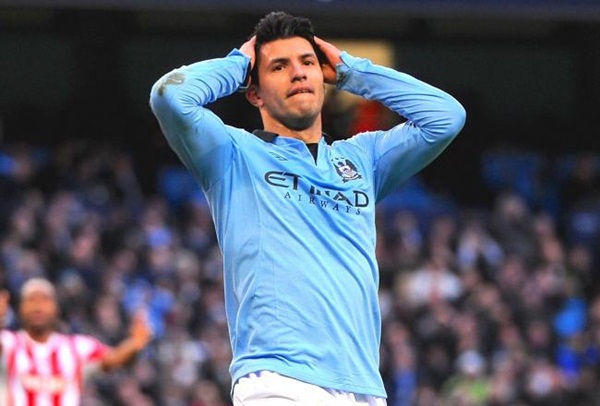 Aguero li thân với con gái Maradona 3