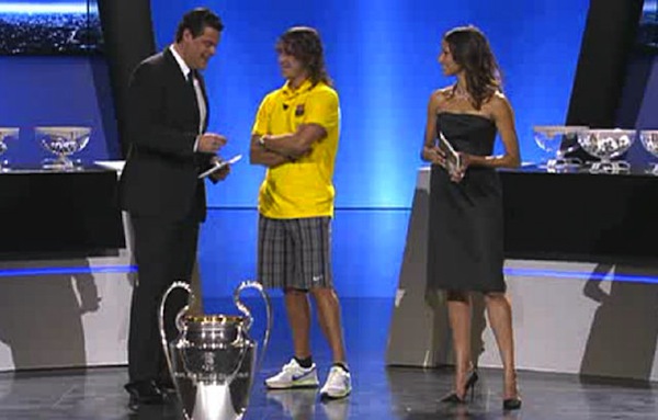 Messi "diện" &aacute;o xấu đi nhận Ballon D'or 5