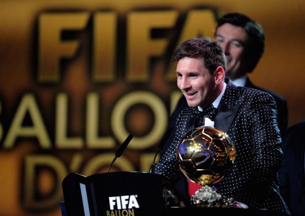 Messi "diện" áo xấu đi nhận Ballon D'or 1