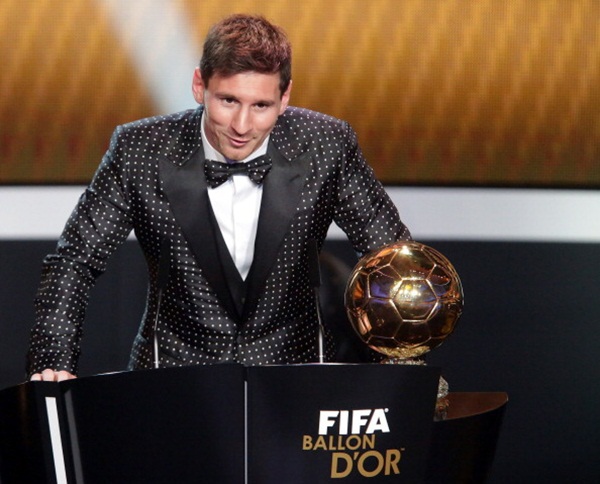 Messi "diện" áo xấu đi nhận Ballon D'or 4