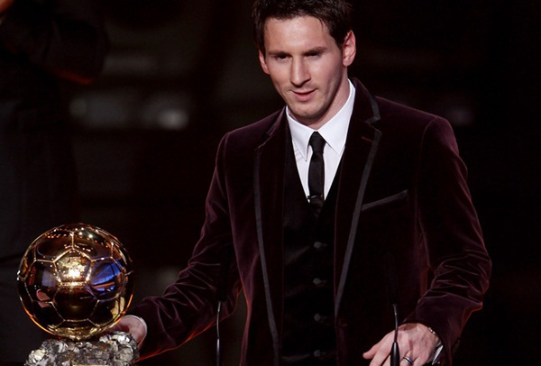 Messi "diện" áo xấu đi nhận Ballon D'or 2