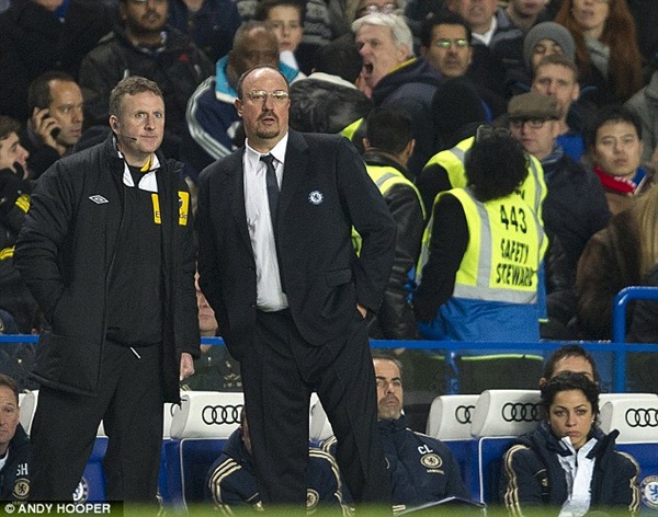 Benitez và Torres hứng cơn thịnh nộ của fan sau trận thua "muối mặt" 1