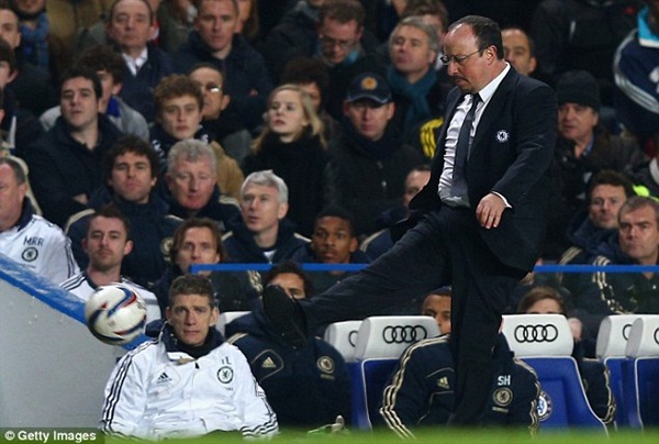 Benitez và Torres hứng cơn thịnh nộ của fan sau trận thua "muối mặt" 2