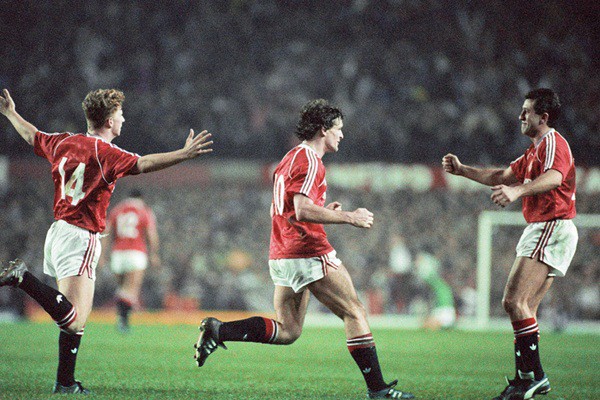 Những khoảnh khắc ấn tượng của c&aacute;c trận derby MU - Liverpool 10