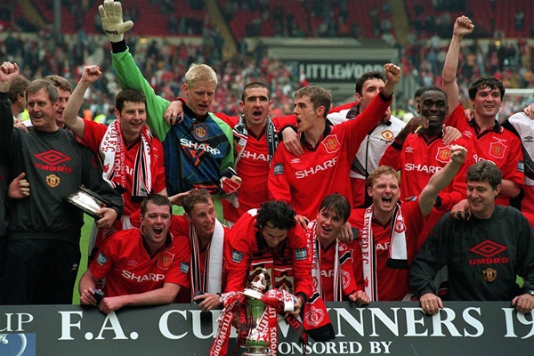 Những khoảnh khắc ấn tượng của c&aacute;c trận derby MU - Liverpool 16
