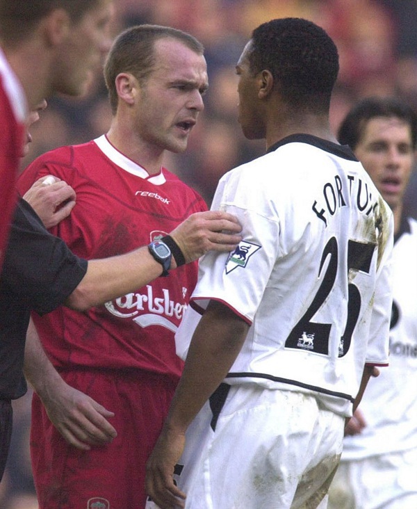 Những khoảnh khắc ấn tượng của c&aacute;c trận derby MU - Liverpool 32