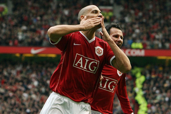 Những khoảnh khắc ấn tượng của c&aacute;c trận derby MU - Liverpool 41