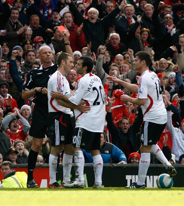Những khoảnh khắc ấn tượng của c&aacute;c trận derby MU - Liverpool 45