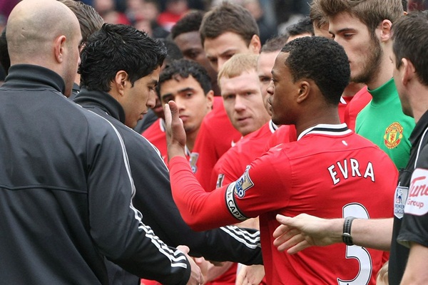 Những khoảnh khắc ấn tượng của c&aacute;c trận derby MU - Liverpool 48