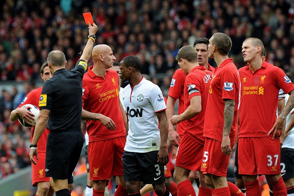 Những khoảnh khắc ấn tượng của c&aacute;c trận derby MU - Liverpool 49