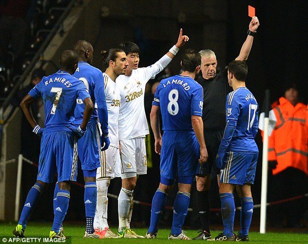 Ức chế, Hazard "tẩn" cậu bé nhặt bóng 2