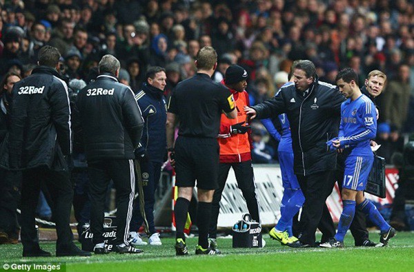 Ức chế, Hazard "tẩn" cậu bé nhặt bóng 3