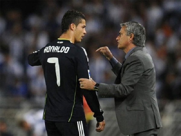 Đến lượt Ronaldo "bật" Mourinho 1