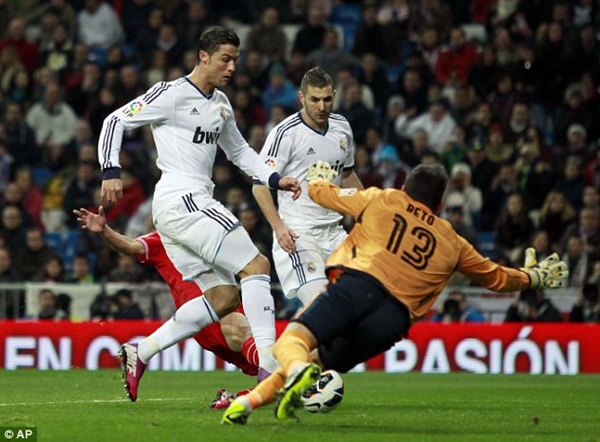 Ronaldo "dọa" MU bằng hattrick trước Sevilla 4