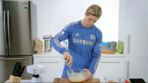 Torres trổ tài làm bánh trong quảng cáo mới của Samsung 2