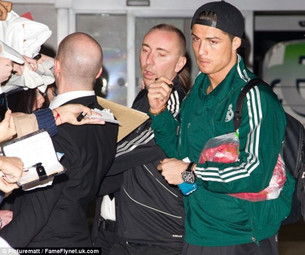 MU tính nhờ Nike mua lại... Ronaldo 2