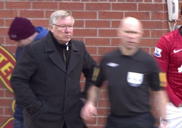 Sir Alex lại "va chạm" với trọng tài 1