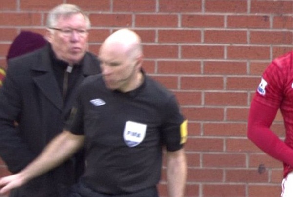 Sir Alex lại "va chạm" với trọng tài 2