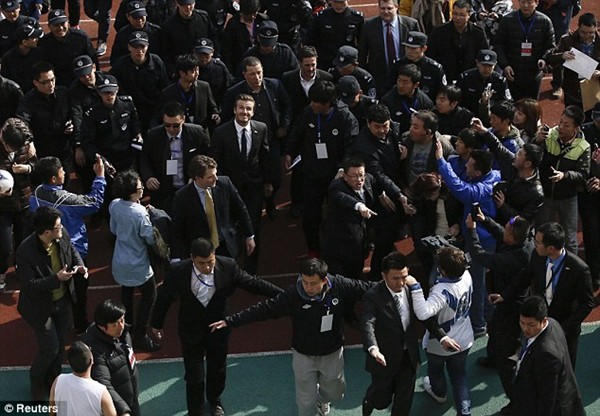 Beckham "trượt vỏ chuối" vì định... biểu diễn ở Trung Quốc 9