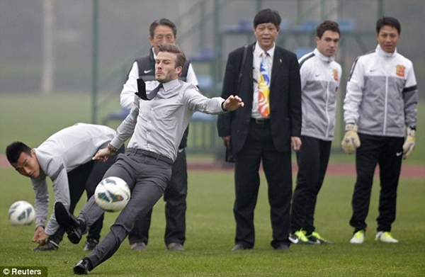 Beckham "trượt vỏ chuối" vì định... biểu diễn ở Trung Quốc 1