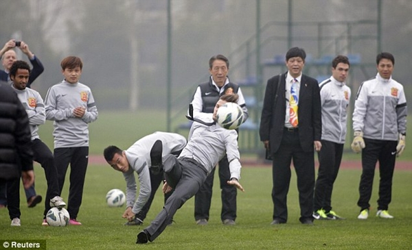 Beckham "trượt vỏ chuối" vì định... biểu diễn ở Trung Quốc 2