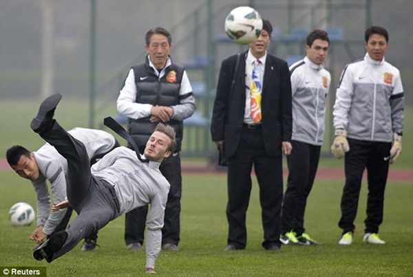 Beckham "trượt vỏ chuối" vì định... biểu diễn ở Trung Quốc 3