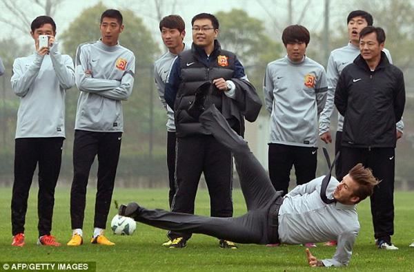 Beckham "trượt vỏ chuối" vì định... biểu diễn ở Trung Quốc 4
