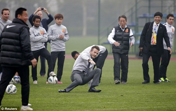 Beckham "trượt vỏ chuối" vì định... biểu diễn ở Trung Quốc 5