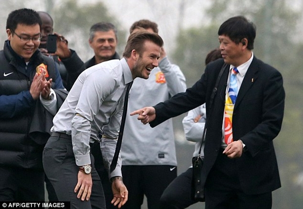 Beckham "trượt vỏ chuối" vì định... biểu diễn ở Trung Quốc 6